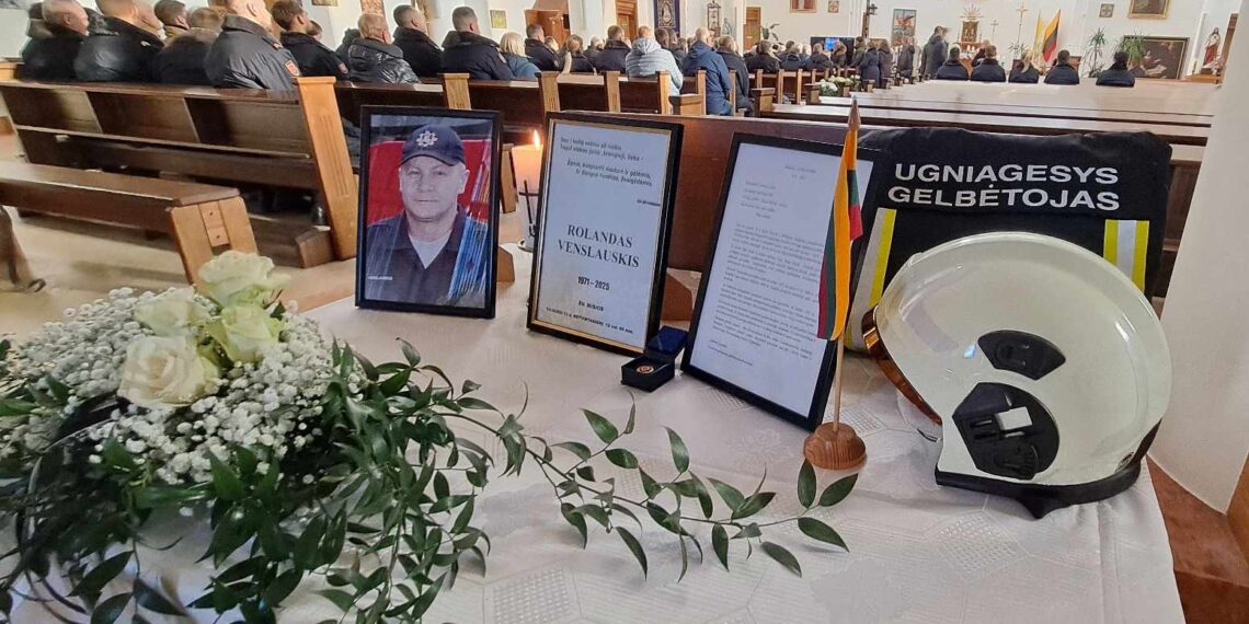 Lietuvos ugniagesių bendruomenė atsisveikina su gaisre žuvusiu ugniagesiu gelbėtoju Rolandu Venslauskiu