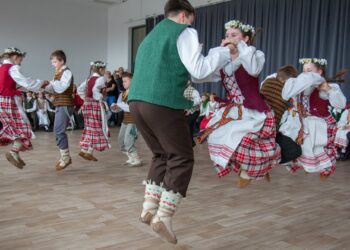 Folklorinio šokio spalvos ir ritmai užlies Šiaulių kultūros centrą