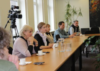 Gausus būrys Šiaulių regione dirbančių žurnalistų pasveikinti su profesine švente