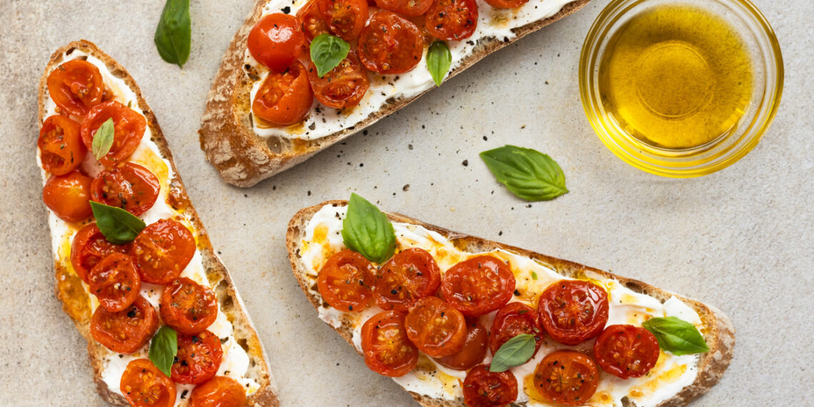 Švieži pomidorai vasarą ant skrebučio keičia avokadus: internetą užvaldęs „pan con tomate“ ir dar 2 idėjos pusryčiams ar piknikui