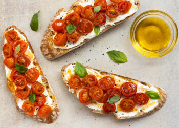 Švieži pomidorai vasarą ant skrebučio keičia avokadus: internetą užvaldęs „pan con tomate“ ir dar 2 idėjos pusryčiams ar piknikui