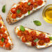 Švieži pomidorai vasarą ant skrebučio keičia avokadus: internetą užvaldęs „pan con tomate“ ir dar 2 idėjos pusryčiams ar piknikui