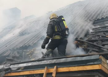 Savaitgalio nelaimės: žūtis gaisre, sudegęs kombainas ir ugniagesių gelbėtojų pagalba vaikams