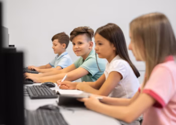 RRT skelbia kovą interneto grėsmėms: pamokos vaikams ir paaugliams jau internete
