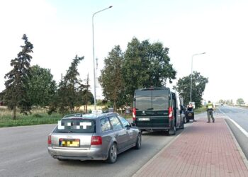 Šiaulių pasieniečiai per pusvalandį sustabdė du taksi su aštuoniais neteisėtais migrantais