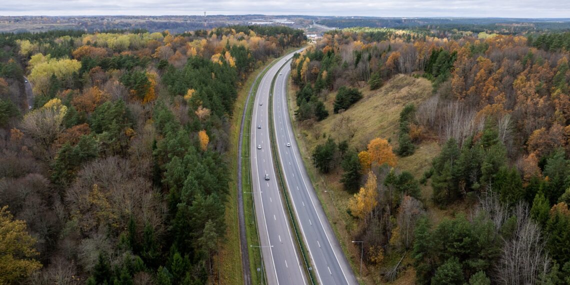 „Via Lietuva“: artėjant Vėlinėms – intensyvesnis eismas, galimos spūstys ir darbai keliuose