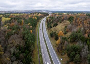 „Via Lietuva“: artėjant Vėlinėms – intensyvesnis eismas, galimos spūstys ir darbai keliuose