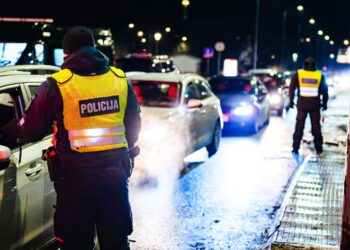 Ramybės keliuose ir širdyse: policija kviečia Vėlines pasitikti atsakingai
