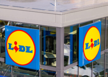 Šventiniu laikotarpiu „Lidl“ administracijos darbuotojai jungiasi prie kolegų parduotuvėse