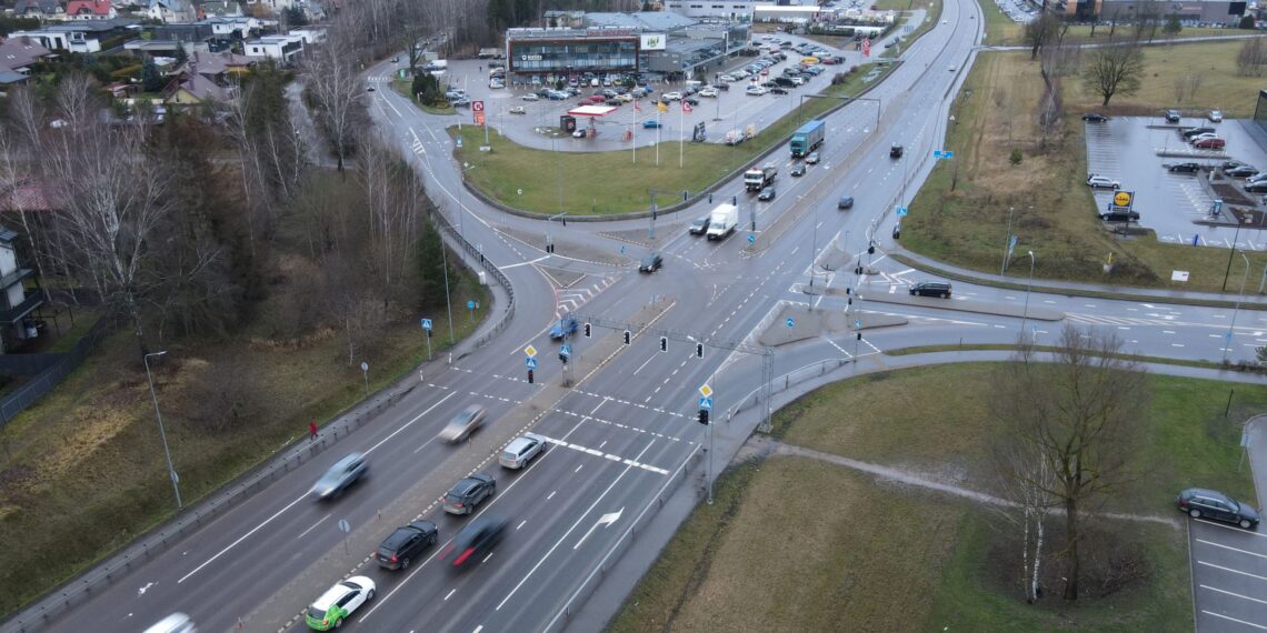 „Via Lietuva“ šalies keliuose modernizavo šviesoforus ir eismo valdymo sistemas: kaip dėl to pasikeis eismo pralaidumas