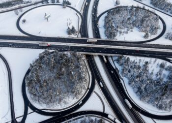 2026-aisiais „Via Lietuva“ didžiausią dėmesį skirs automagistralių bei kritinės būklės tiltų remontui, žvyrkelių asfaltavimui: svarbiausi projektai