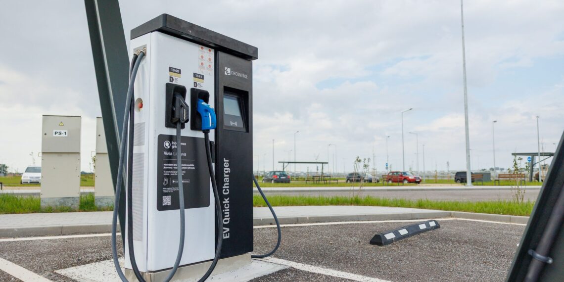 Nuo 2026 m. – palankesnės sąlygos elektromobilių įkrovimo stotelių plėtrai prie valstybinės reikšmės kelių