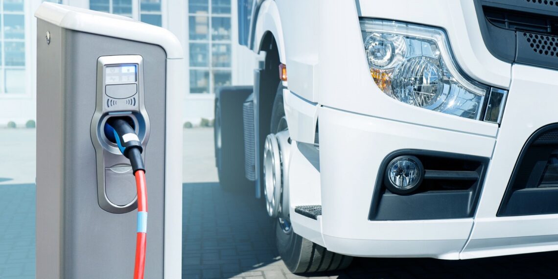 Nuo 2026 m. krovininiams elektra ar vandeniliu varomiems automobiliams taikomas kelių naudotojo mokestis su 75 proc. lengvata