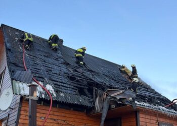 Ugniagesiams darbų nemažėja: savaitgalį gesino per šimtą gaisrų ir atliko 86 gelbėjimo darbus