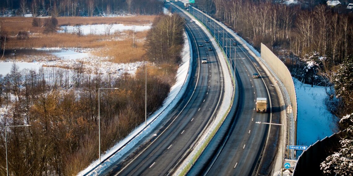 „Via Lietuva“: transporto viršsvoris ir senstanti kelio danga – kodėl Lietuvos keliai dėvisi greičiau nei turėtų