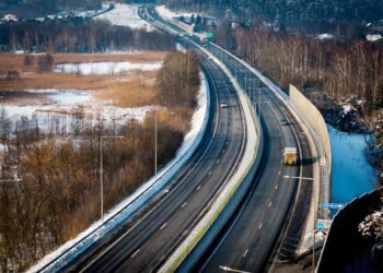 „Via Lietuva“: transporto viršsvoris ir senstanti kelio danga – kodėl Lietuvos keliai dėvisi greičiau nei turėtų