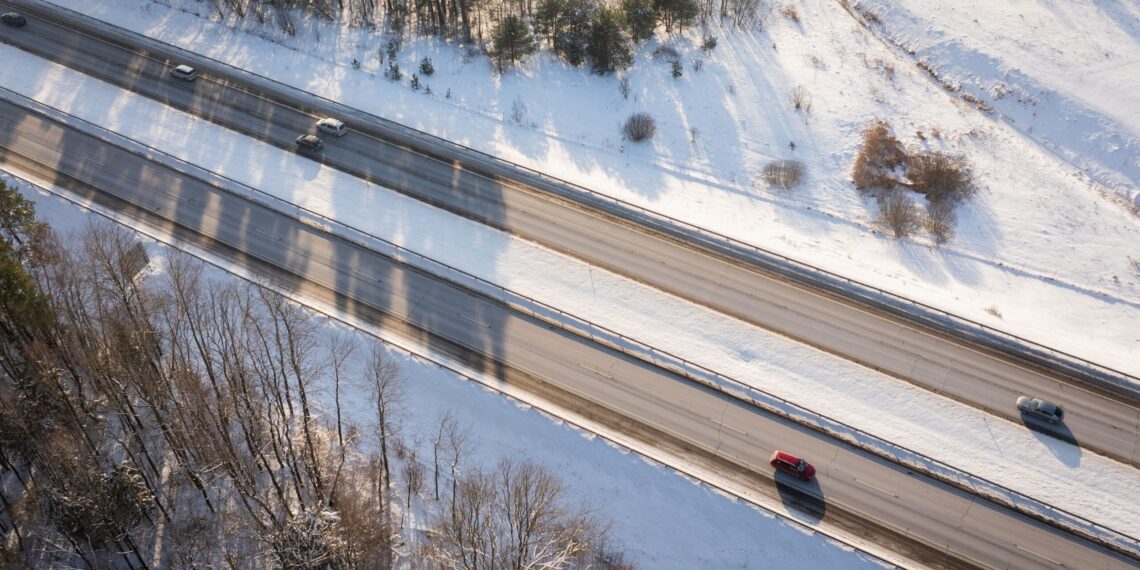 „Via Lietuva“: valstybinės reikšmės keliuose prasidėjo duobių tvarkymas – vairuotojai raginami pranešti apie pavojingas vietas