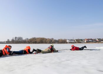 Ugniagesių gelbėtojų savaitgalis: nuo darbų vandenyje – iki gaisrų gesinimo atvirose teritorijose