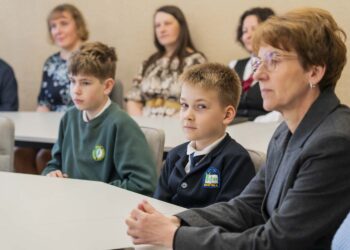 Virš „Iki“ parduotuvių dūzgia bitės: ant stogų statomi aviliai