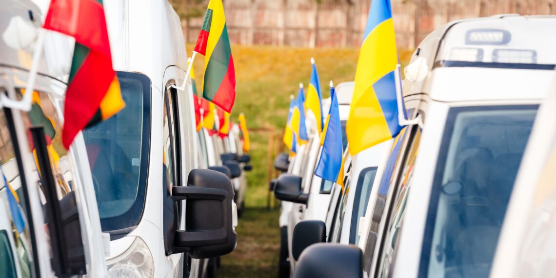 Istorinis konvojus – Ukrainos policijai perduoti 79 Lietuvos policijos automobiliai