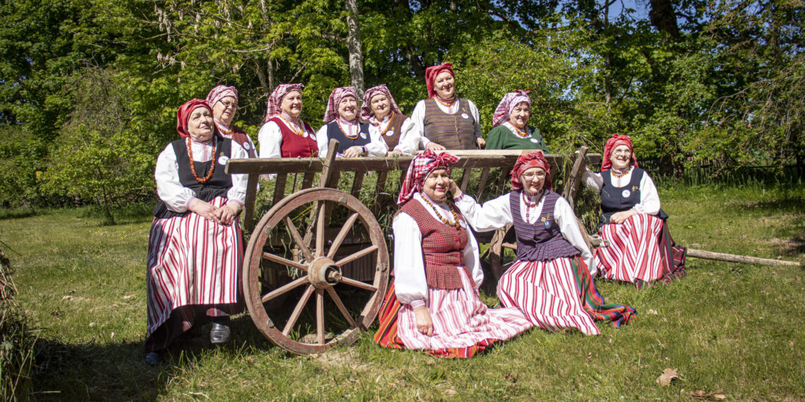 Simono Stanevičiaus gimtinėje nuskambėjo XIV folkloro festivalis „Aš padainūsiu dainų dainelę“