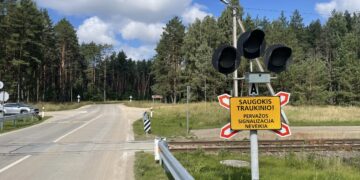 Dėl audros padarinių dalyje Lietuvos pervažų neveikia šviesoforai